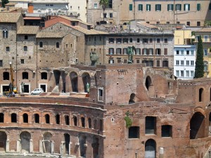 Random scultpures on Roman architectural landscape
